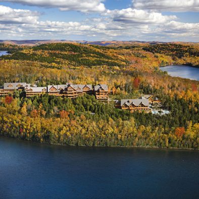 Vue aérienne aux couleurs de l'automne de l'hôtel sacacomie à St-alexis-des-monts.