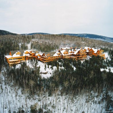 Vue aérienne de l'hôtel Sacacomie en hiver à St-Alexis-des-monts.