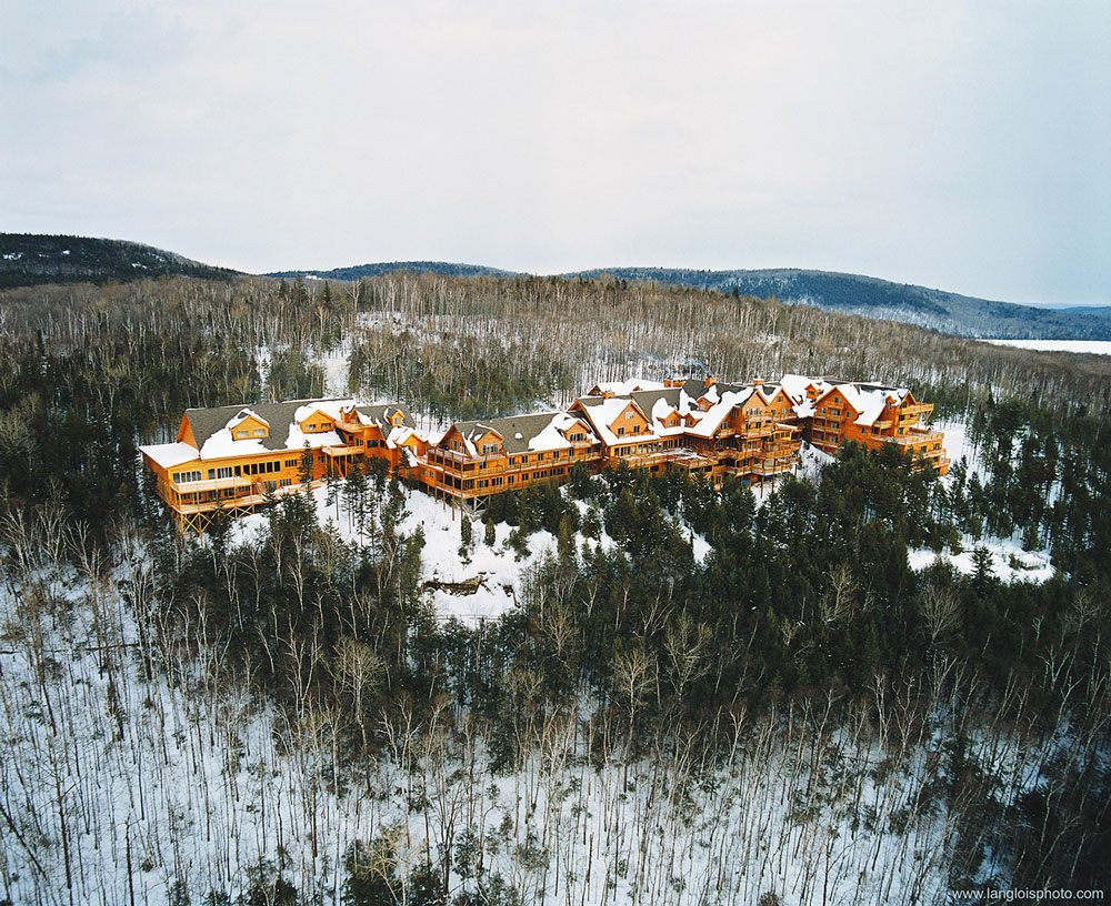 Vue aérienne de l'hôtel Sacacomie en hiver à St-Alexis-des-monts.