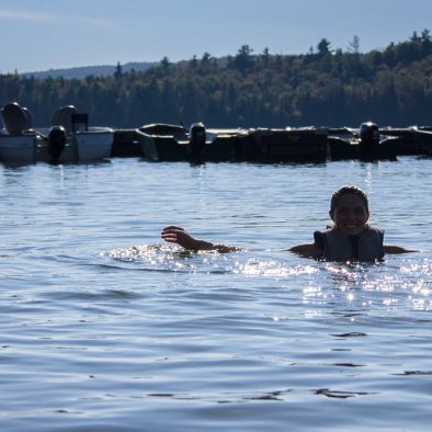 Venez vous rafraîchir dans le Lac Sacacomie et vous reposer sur la plage de l'hôtel Sacacomie.