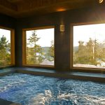 Bain à remous intérieur du Geos Spa de l'hôtel Sacacomie.