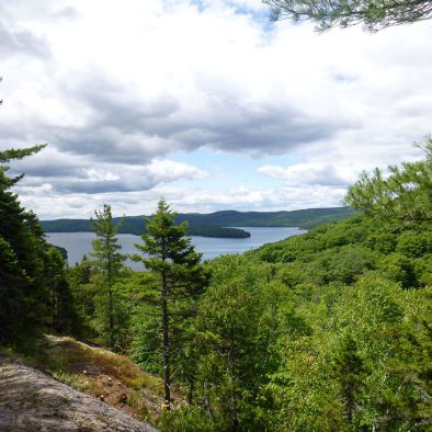 Vue du belvédère de la perdrix. Un des nombreux paysage à admirer dans les sentiers autour de l'hôtel Sacacomie à St-Alexis-des-monts.