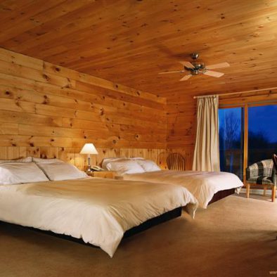 Chambre standard à 2 lits doubles à l'hôtel sacacomie à St-Alexis-des-Monts.