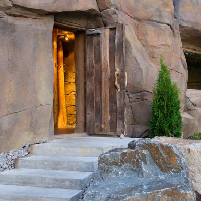 Entrée de la grotte pour profiter de la détente des 2 saunas secs du Geos Spa à l'hôtel Sacacomie.