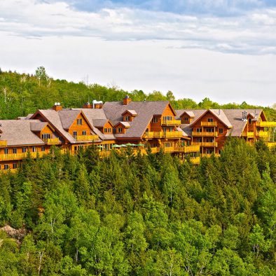 Vue aérienne de près de l'hôtel Sacacomie à St-Alexis-des-monts.