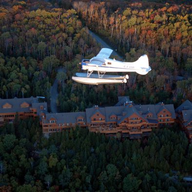 Survolez la réserve Mastigouche à bord d'un hydravion. Une activité offerte à l'hôtel Sacacomie.