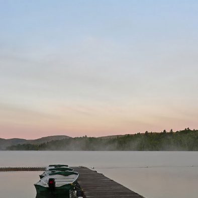 Quai de l'hôtel Sacacomie sur le lac Sacacomie. Il vous donne accès à plusieurs activités nautiques disponibles à l'hôtel à St-Alexis-des-monts.