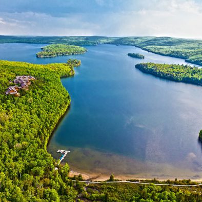 Vue aérienne du lac Sacacomie et de l'hôtel Sacacomie à St-Alexis-des-monts.