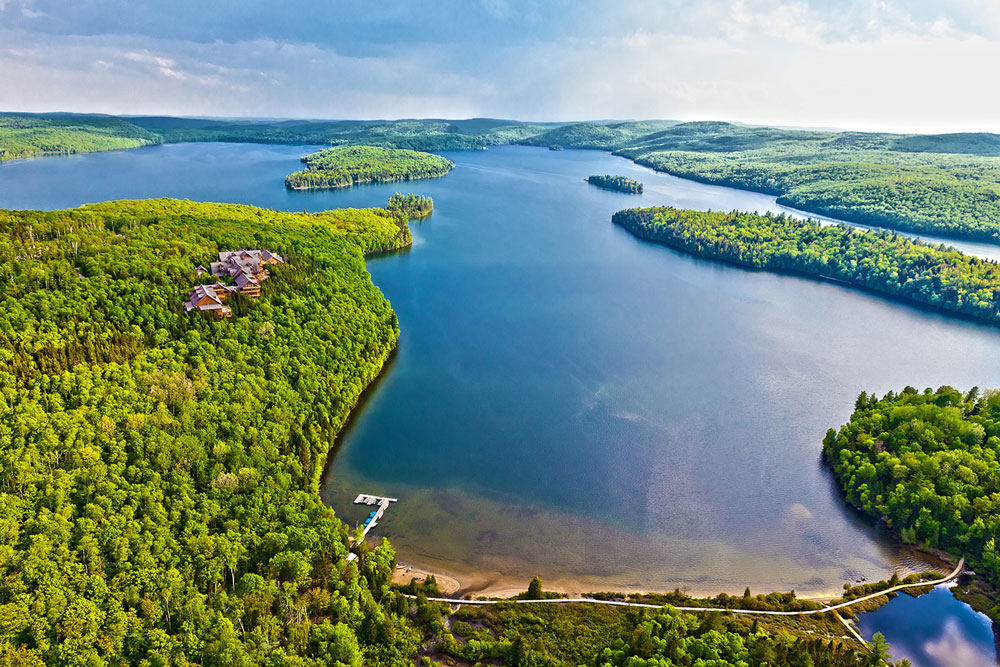 Vue aérienne du lac Sacacomie et de l'hôtel Sacacomie à St-Alexis-des-monts.