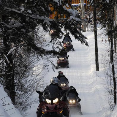 Plusieurs sentiers de motoneiges sont disponibles pour les amateurs à l'hôtel Sacacomie.