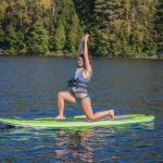 Yoga sur un Paddle board sur le lac sacacomie. Venez profitez des plaisirs de l'été à l'hôtel Sacacomie.