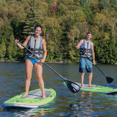 Paddle Board sur le lac sacacomie. L'une des activités offertes à l'hôtel Sacacomie.