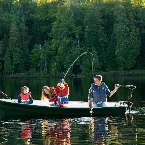 Pêche en famille sur le lac Sacacomie. Une des nombreuses activités offertes à l'hôtel Sacacomie.