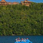Pédalo en famille sur le lac Sacacomie, une des nombreuses activités d'été offertes gratuitement à l'hôtel Sacacomie.