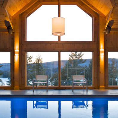 Piscine intérieure du Geos Spa de l'hôtel Sacacomie.