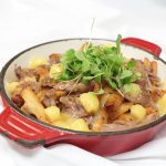 La Poutine Sacacomie, un classique au canard et au cheddar. Servi au restaurant de l'hôtel Sacacomie.