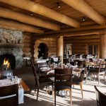Chaleureuse salle à manger du restaurant de l'hôtel Sacacomie.