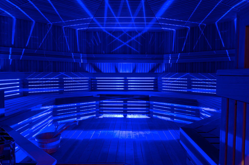 Sauna finlandais (sauna sec) avec luminothérapie qui imite les aurores boréales du nord canadien. Geos Spa de l'hôtel Sacacomie.