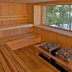 Sauna finlandais (sauna sec) avec vue panoramique sur le lac Sacacomie. Geos Spa de l'hôtel Sacacomie.