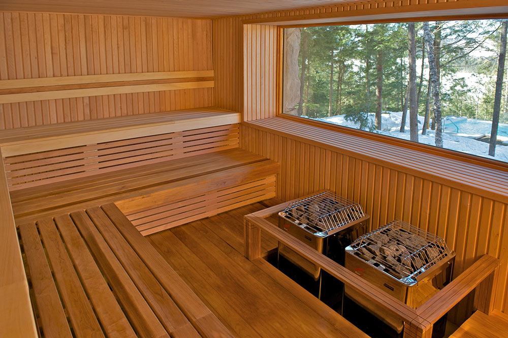 Sauna finlandais (sauna sec) avec vue panoramique sur le lac Sacacomie. Geos Spa de l'hôtel Sacacomie.