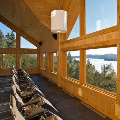 Solarium panoramique vue sur le lac de l'hôtel Sacacomie. Geos Spa