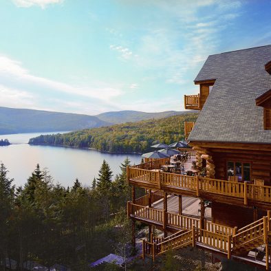 Lac sacacomie et terrasse de l'hôtel Sacacomie à St-alexis-des-monts.