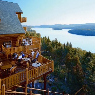 Vue sur le lac sacacomie et terrasse du restaurant de l'hôtel Sacacomie.