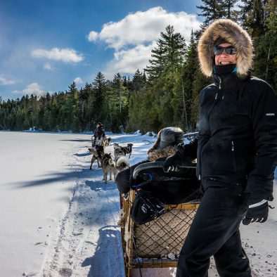 Traîneau à chien, une des nombreuses activités d'hiver offertes à l'hôtel Sacacomie.