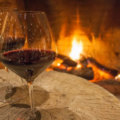 Coupe de vin et ambiance chaleureuse à l'hôtel Sacacomie à St-Alexis-des-monts.