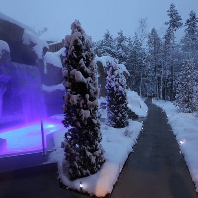 Chute d'eau froide et trottoirs chauffants, le Geos Spa de l'hôtel Sacacomie en hiver.