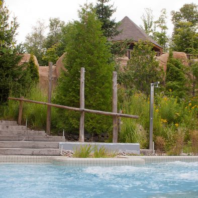 Gazébo du Geos spa, vue d'un des deux bains à remous extérieurs. L'hôtel Sacacomie