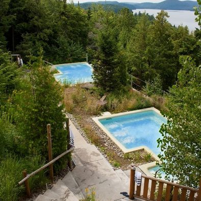 Les 2 bains à remous extérieur en bordure du lac Sacacomie. Geos Spa de l'hôtel sacacomie.