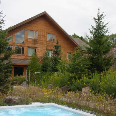 Le Geos Spa de l'hôtel Sacacomie, vue d'un des deux bains à remous extérieurs.