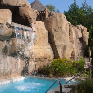 Chute et bain d'eau froide du Geos Spa de l'hôtel Sacacomie.