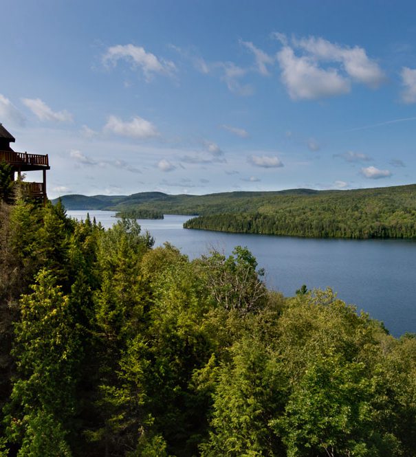 L'hôtel Sacacomie dans la réserve Mastigouche. Magnifique vue sur le lac Sacacomie.