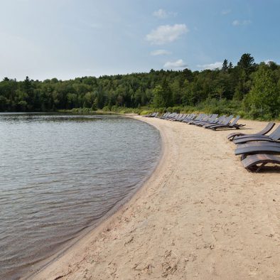 Plage de l'hôtel Sacacomie. Venez vous reposer sur le bord du Lac Sacacomie à St-Alexis-des-monts.