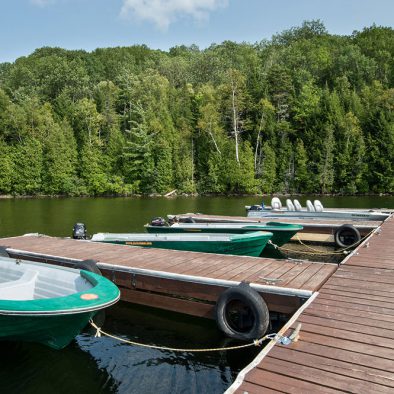 Quai de l'hôtel Sacacomie sur le lac Sacacomie. Il vous donne accès à plusieurs activités nautiques disponibles à l'hôtel à St-Alexis-des-monts.