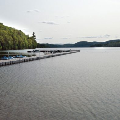 Quai de l'hôtel Sacacomie sur le lac Sacacomie. Il vous donne accès à plusieurs activités nautiques disponibles à l'hôtel.