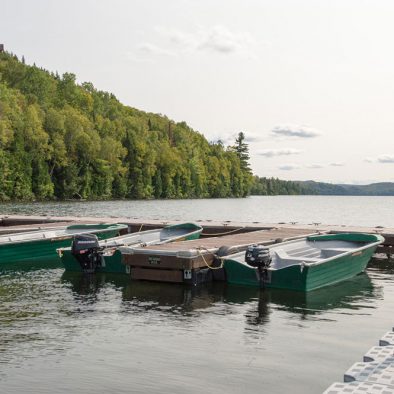 Quai de l'hôtel Sacacomie sur le lac Sacacomie. Il vous donne accès à plusieurs activités nautiques disponibles à l'hôtel.