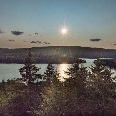 Coucher de soleil sur le lac Sacacomie. Vue de la terrasse du restaurant de l'hôtel Sacacomie.