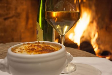 Une soupe à l'oignon à la bière à déguster dans un environnement chaleureux au restaurant de l'hôtel Sacacomie.