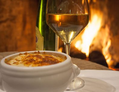 Une soupe à l'oignon à la bière à déguster dans un environnement chaleureux au restaurant de l'hôtel Sacacomie.