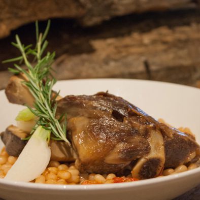 La souris-d'agneau, plat chaud et réconfortant servi au restaurant de l'hôtel Sacacomie.