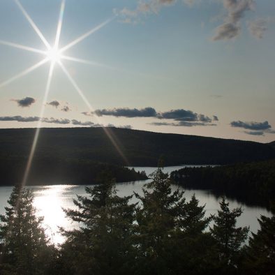 Coucher de soleil sur le lac Sacacomie. Vue de la terrasse du restaurant de l'hôtel Sacacomie.