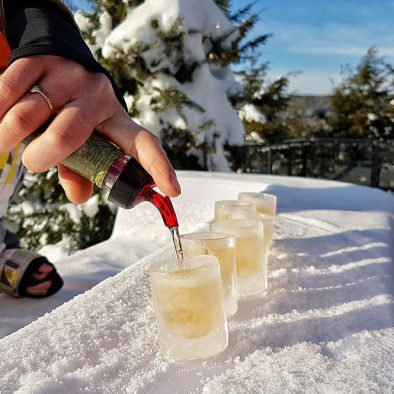 Verre de glace rempli de boisson Sortilège sur la Terrasse de l'hôtel Sacacomie. Petits plaisirs d'hiver en pleine nature!