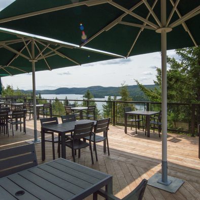 Magnifique vue de la terrasse du restaurant de l'hôtel Sacacomie.