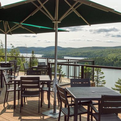 Magnifique vue de la terrasse du restaurant de l'hôtel Sacacomie.