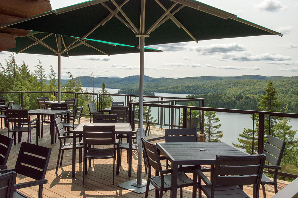 Magnifique vue de la terrasse du restaurant de l'hôtel Sacacomie.