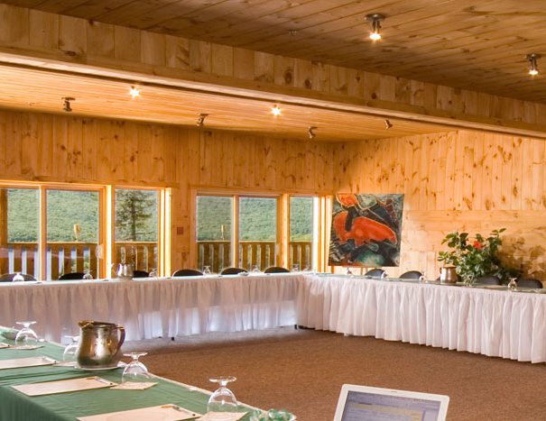 L'une des magnifique salle de congrès disponible à l'hôtel Sacacomie. Magnifique vue sur le Lac Sacacomie pendant vos réunions.