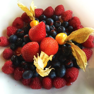 Dessert de fruits, rafraîchissant, servi au restaurant de l'hôtel Sacacomie. Photo prise par LuxeMagazine.